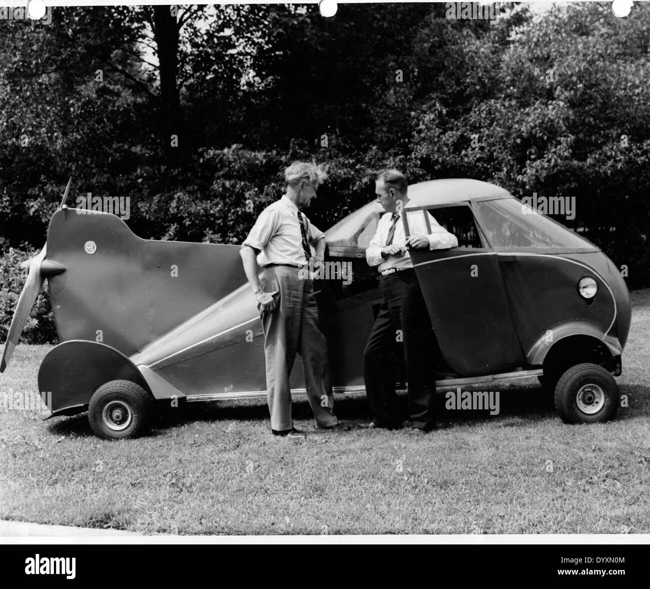 Der Air Car 2, auch bekannt als fliegendes Automobil, kombiniert Aspekte der Luftfahrt und des Automobildesigns. Messerschmitt Kabinenroller und Stout Skycar sind frühe Beispiele für Versuche, die Lücke zwischen Autos und Flugzeugen zu schließen und zeigen Innovationen in der Verkehrstechnik. Stockfoto