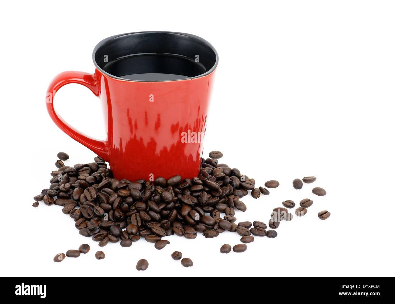 Rote Kaffeetasse mit ganz dunklen Braten Bohnen um ihn herum Stockfoto