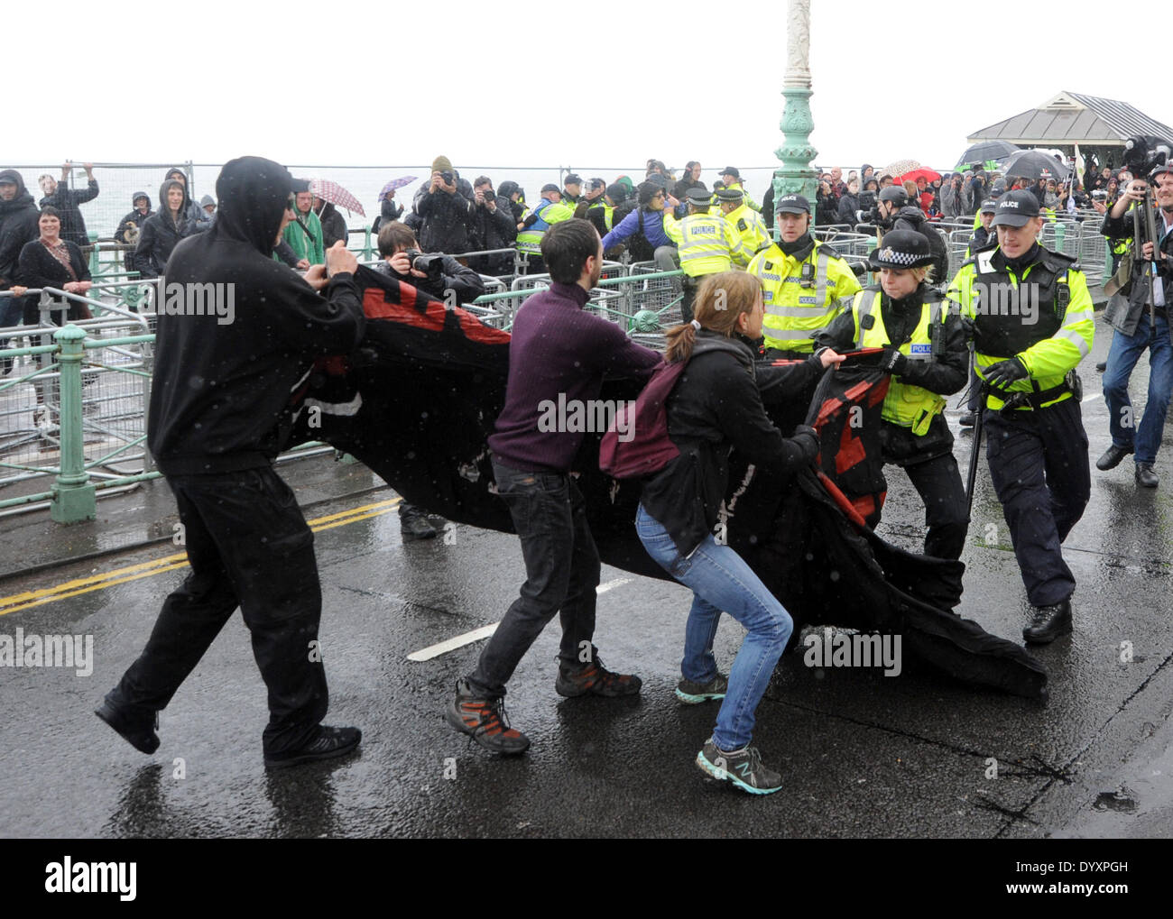 Polizei Zusammenstoß mit anti-faschistischen Demonstranten versuchten, den Marsch nach England Rally in Brighton zu stören Stockfoto