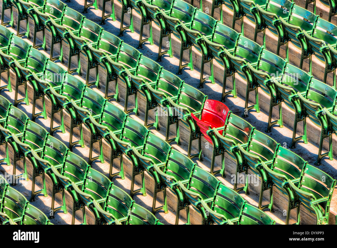 Der einsame "rot Sitz" im rechten Feld in Fenway Park, die Landung Ort für die längste Homerun im Park Geschichte von Ted Williams. Stockfoto