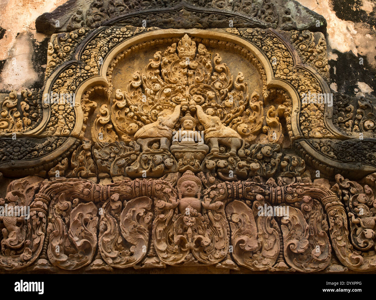 Kunstvollen Schnitzereien in die Sandstein-Türstürze oben Türen am Banteay Srei ein Hindu-Tempel Shiva geweiht. Siem Reap, Kambodscha Stockfoto