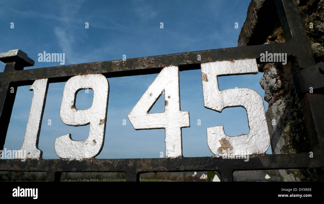 WWII 1945 Datum Jahr im Zweiten Weltkrieg endet am Memorial Gate in Gloucestershire England UK KATHY DEWITT Stockfoto