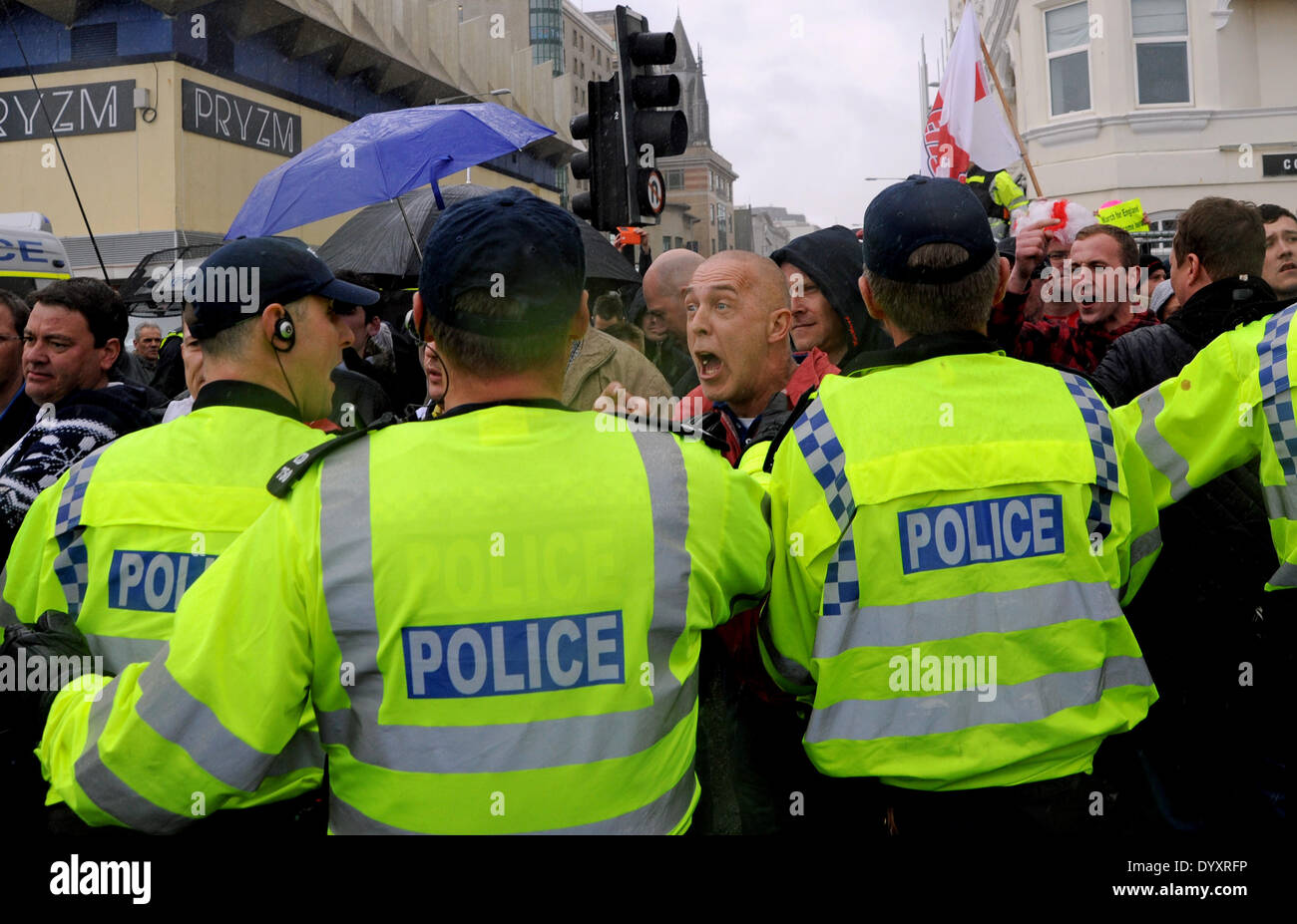 Probleme beim Fackeln auf dem Marsch nach England Rally in Brighton heute. Etwa 100 Personen nahmen an der Kundgebung verursacht erhebliche Störung in der Stadt mit einem massiven Polizeiaufgebot versucht, anti-faschistische Demonstranten von den Demonstranten zu halten Stockfoto