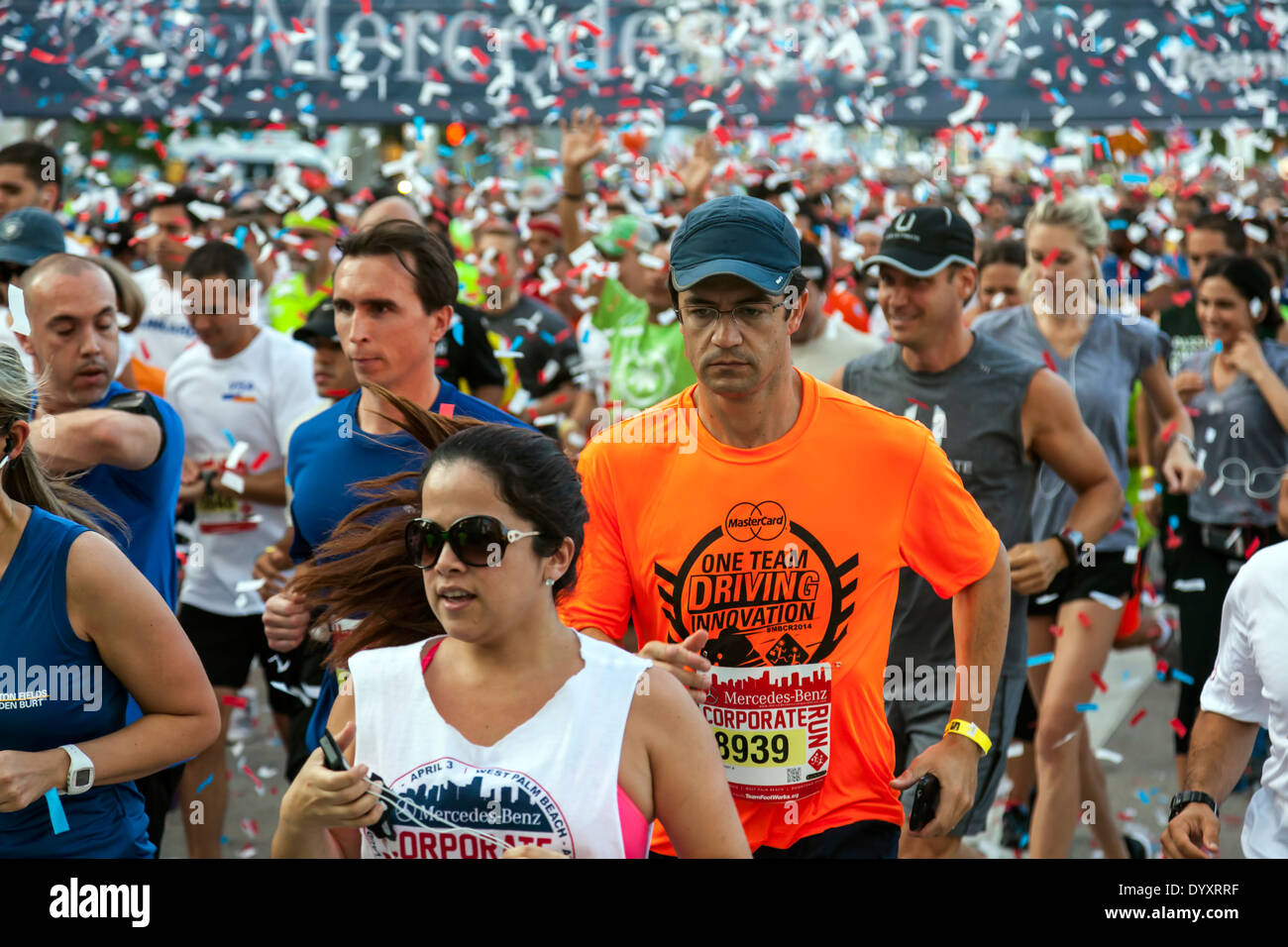 Schar von Männern und Frauen Läufer Masse zusammen am Jahresbeginn 2014 Mercedes-Benz Corporate Lauf in Miami, Florida, USA. Stockfoto