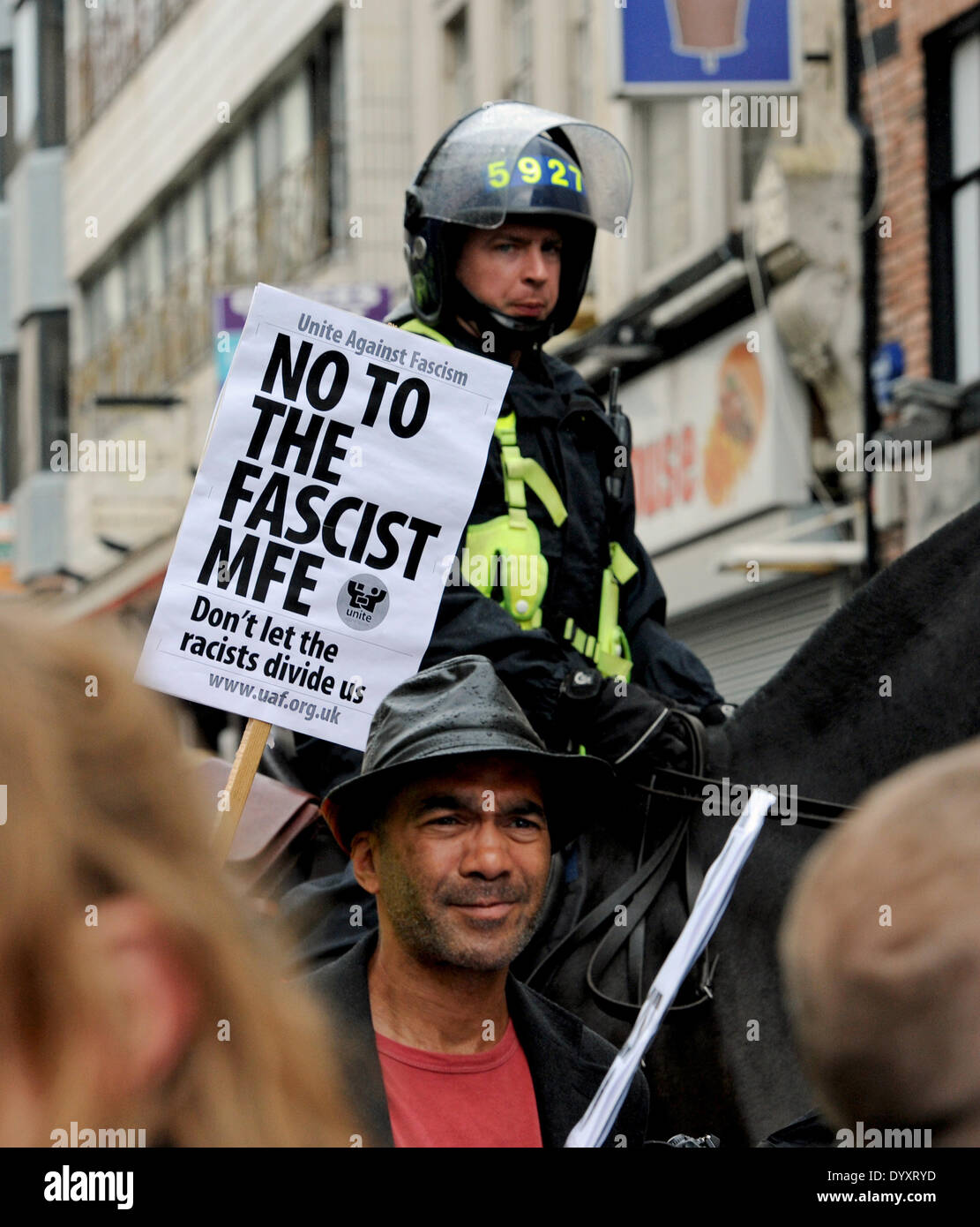 Antifaschistische Demonstranten unter einem Polizisten zu Pferd bei der Marsch für England-Demonstration in Brighton. Etwa 100 Menschen nahmen an der Kundgebung Teil, die in der Stadt große Störungen verursachte und eine massive Polizeipräsenz versuchte, antifaschistische Demonstranten von den Demonstranten fernzuhalten Stockfoto