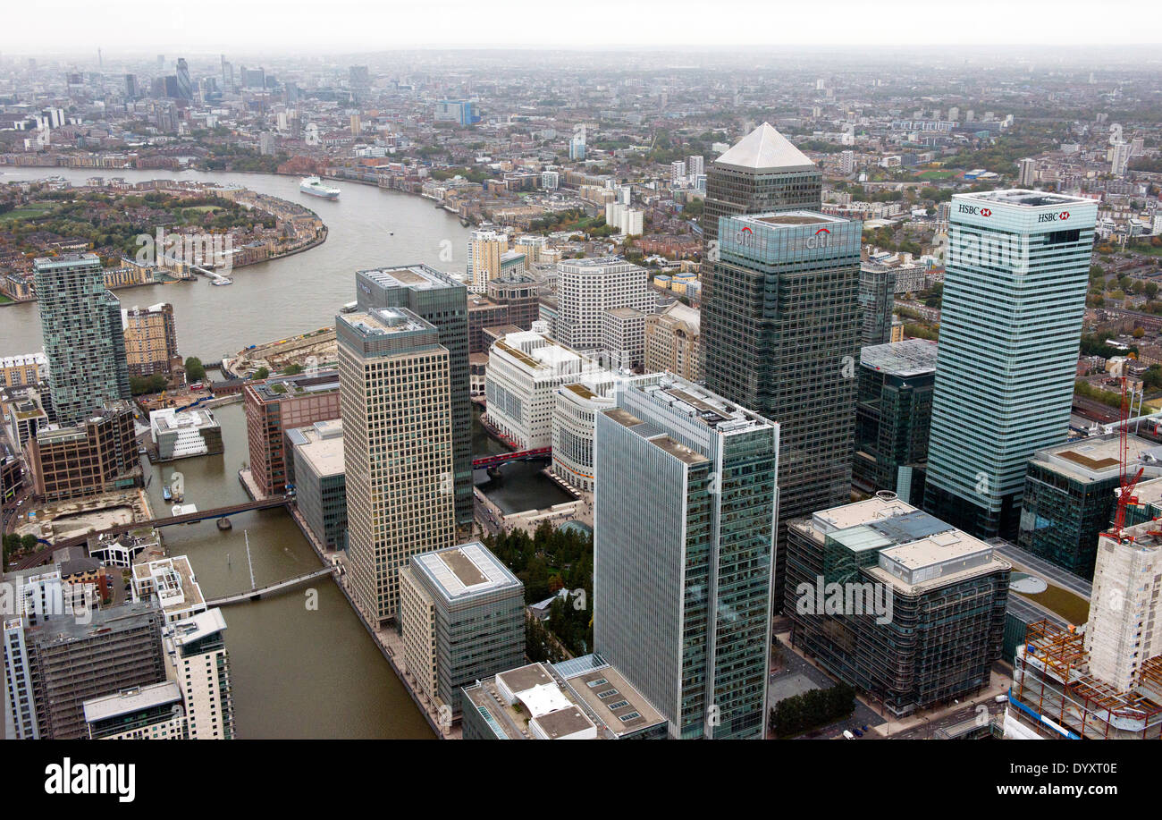 Canary Wharf, Ostlondon aus der Luft.  Themse und der City of London darüber hinaus. Stockfoto