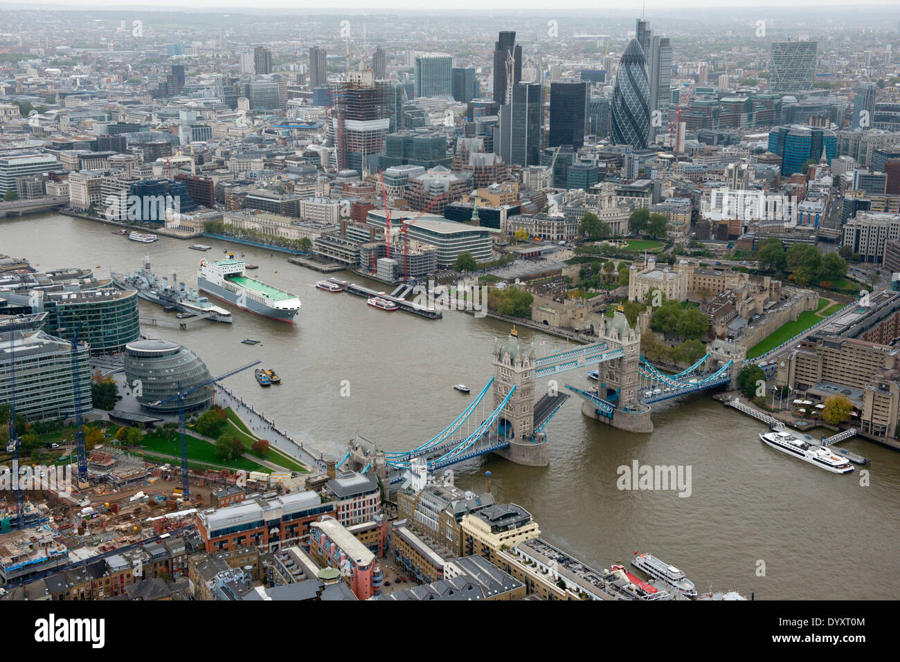 South East London aus der Luft, einschließlich der City of London, Tower Bridge und der Themse Stockfoto