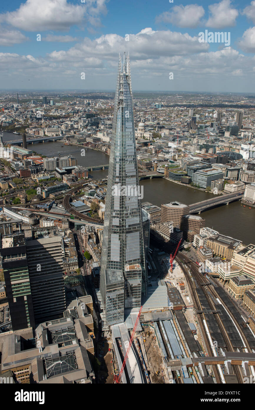 Das Shard-Gebäude aus der Luft, das nach Nordosten, Themse und Brücken im Hintergrund blickt. Stockfoto