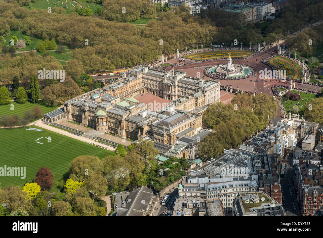 Luftaufnahme des Buckingham Palace, der Garten, das Victoria Memorial und Green Park im Hintergrund. Stockfoto