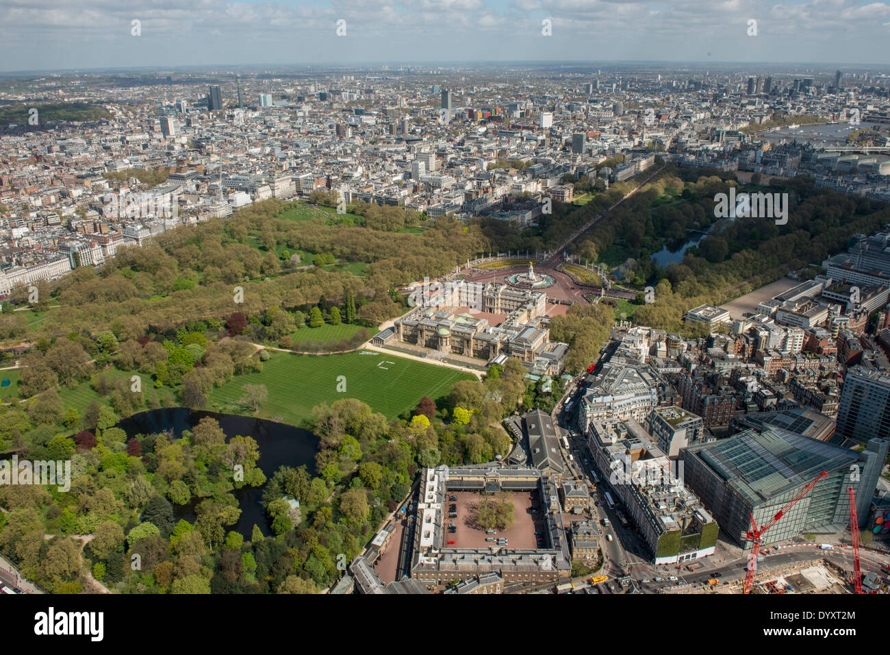 Zentrum von London aus der Luft, Nord-Ost suchen.  Frühling, Buckingham Palace Gärten in voller Blatt. Stockfoto