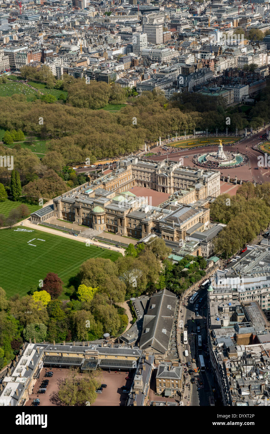 Buckingham-Palast und Gärten aus der Luft, nach Nord-Ost, London, UK Stockfoto