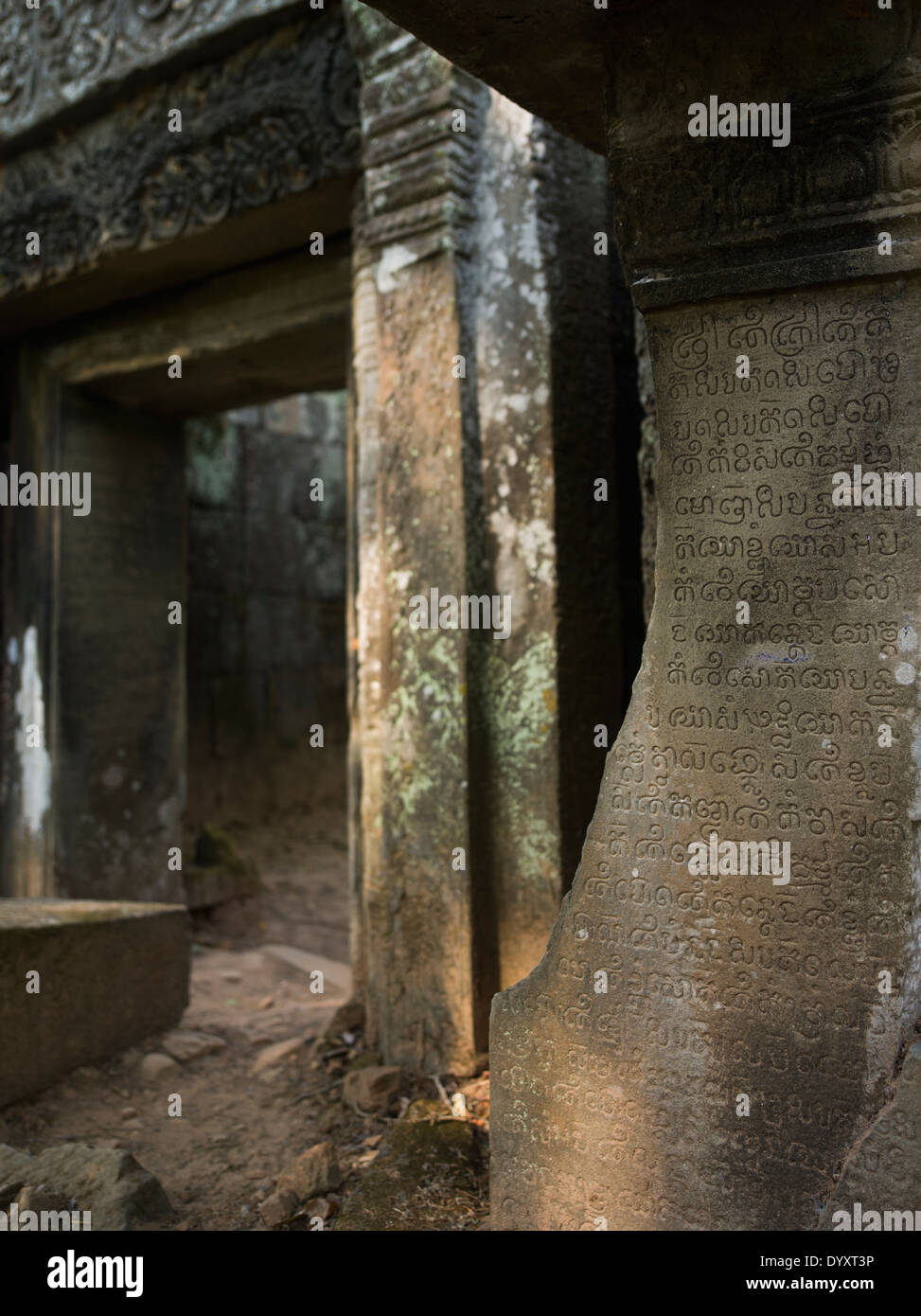Schriften, die in den Stein am Prasat Kra Chap Tempel Teil von Koh Ker 127 NE von Siem Reap, Kambodscha geätzt Stockfoto