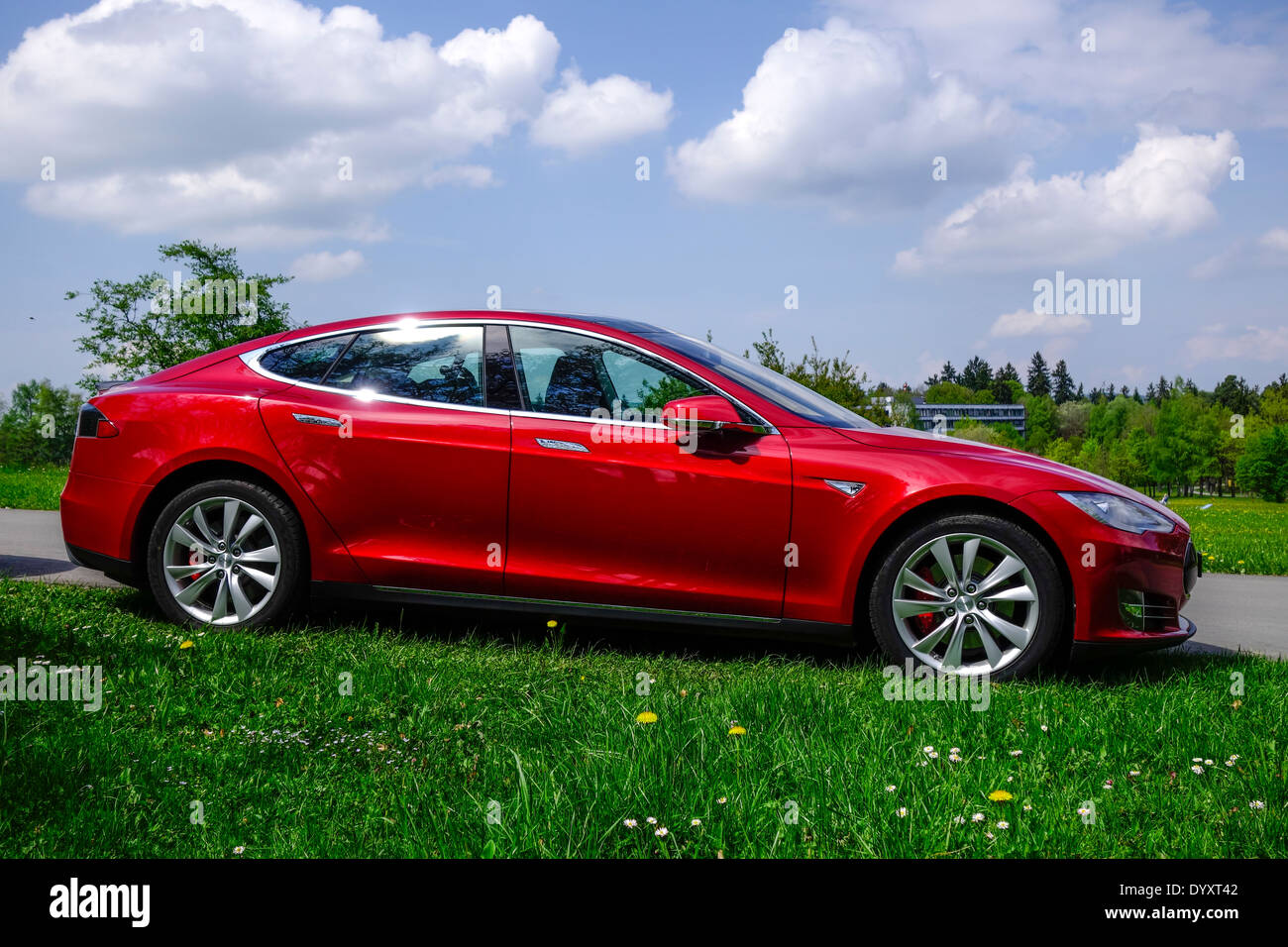 Tesla Model S in rot P85, ein Luxus-Elektroauto Stockfoto