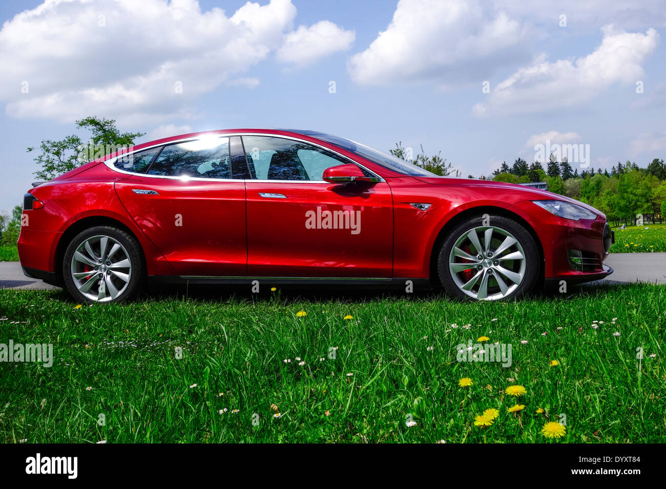 Tesla Model S in rot P85, ein Luxus-Elektroauto Stockfoto