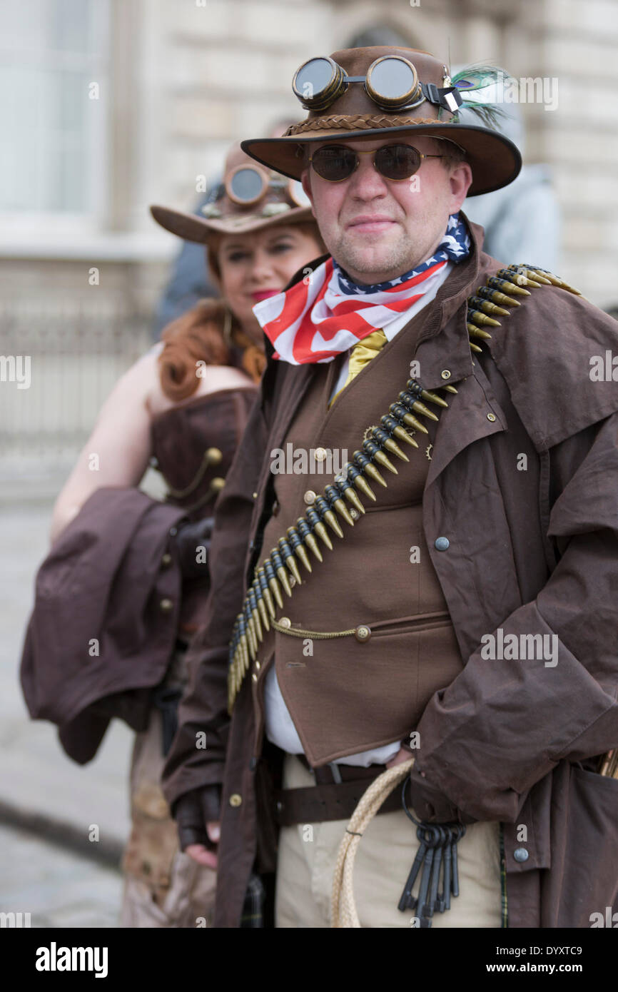 London, UK. 27. April 2014. Dampf-Punks. Sci-Fi Fans versammelten sich in den Hof des Somerset House, London, und verkleidete sich als ihre Lieblings Science-Fiction-Charakter vor einer Parade durch London. 4. jährliche Parade wurde von Sci-Fi London 14, dem London International Festival für Science Fiction und fantastischen Film verlaufenden Unil 4. Mai organisiert. Foto: Nick Savage/Alamy Live-Nachrichten Stockfoto