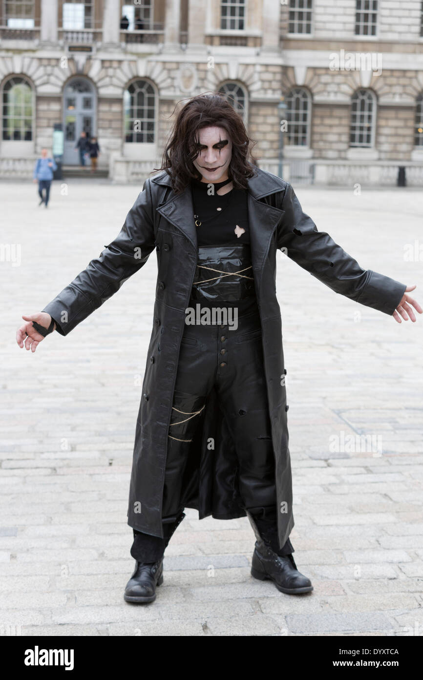 London, UK. 27. April 2014. Ventilator verkleidet als The Crow. Sci-Fi Fans versammelten sich in den Hof des Somerset House, London, und verkleidete sich als ihre Lieblings Science-Fiction-Charakter vor einer Parade durch London. 4. jährliche Parade wurde von Sci-Fi London 14, dem London International Festival für Science Fiction und fantastischen Film verlaufenden Unil 4. Mai organisiert. Foto: Nick Savage/Alamy Live-Nachrichten Stockfoto