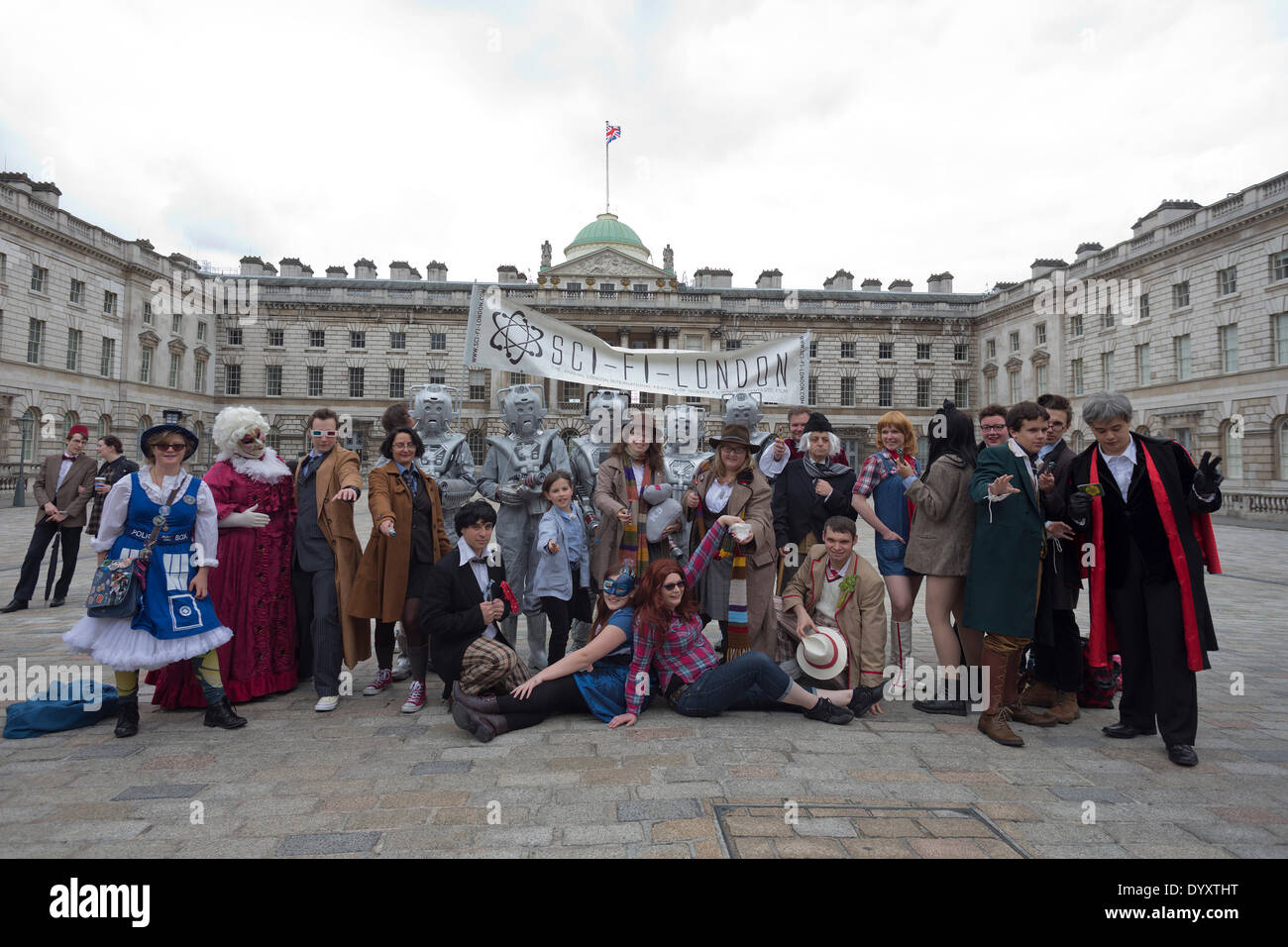London, UK. 27. April 2014. Sci-Fi Fans versammelten sich in den Hof des Somerset House, London, und verkleidete sich als ihre Lieblings Science-Fiction-Charakter vor einer Parade durch London. 4. jährliche Parade wurde von Sci-Fi London 14, dem London International Festival für Science Fiction und fantastischen Film verlaufenden Unil 4. Mai organisiert. Foto: Nick Savage/Alamy Live-Nachrichten Stockfoto