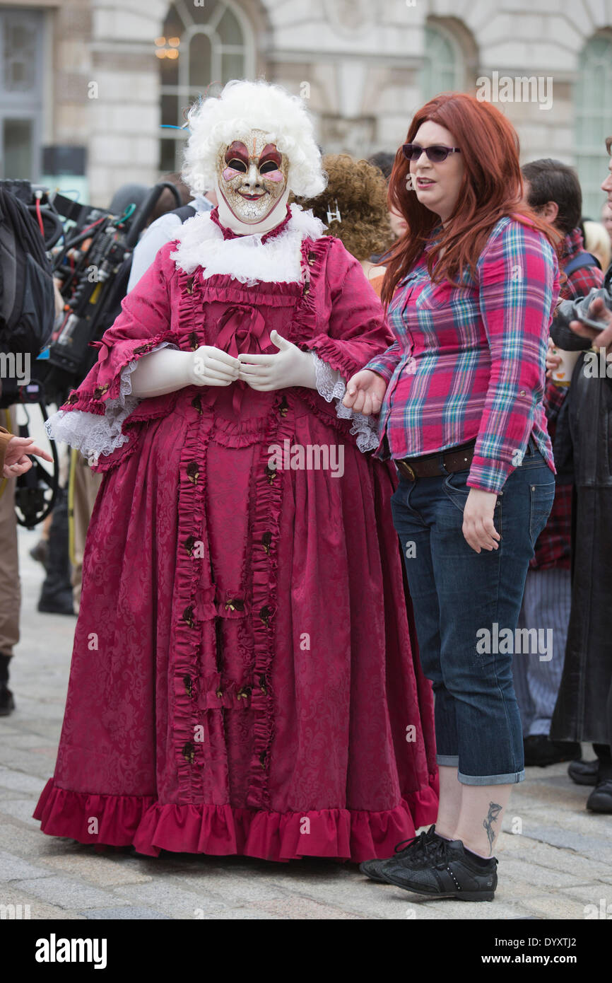 London, UK. 27. April 2014. Sci-Fi Fans versammelten sich in den Hof des Somerset House, London, und verkleidete sich als ihre Lieblings Science-Fiction-Charakter vor einer Parade durch London. 4. jährliche Parade wurde von Sci-Fi London 14, dem London International Festival für Science Fiction und fantastischen Film verlaufenden Unil 4. Mai organisiert. Foto: Nick Savage/Alamy Live-Nachrichten Stockfoto