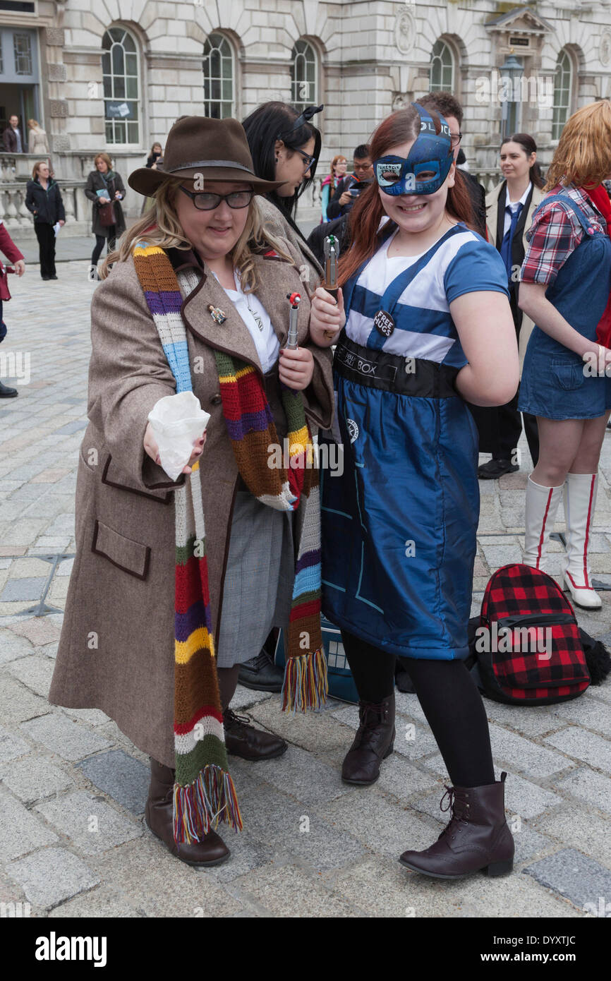 London, UK. 27. April 2014. Sci-Fi Fans versammelten sich in den Hof des Somerset House, London, und verkleidete sich als ihre Lieblings Science-Fiction-Charakter vor einer Parade durch London. 4. jährliche Parade wurde von Sci-Fi London 14, dem London International Festival für Science Fiction und fantastischen Film verlaufenden Unil 4. Mai organisiert. Foto: Nick Savage/Alamy Live-Nachrichten Stockfoto