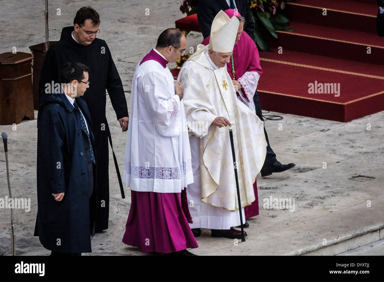 Vatikan, Rom, Italien. 27. April 2014. Papst im Ruhestand Benedict XVI besucht historische Doppel Heiligsprechung Heiligen des seligen Papstes Johannes Paul II und Papst John XXIII in dem Petersplatz im Vatikan auf Sonntag, 27. April 2014. Papst Francis hielt einen historische feierlichen liturgischen Ritus in dem Petersplatz im Vatikan, die Heiligsprechung als Heiligen des seligen Papstes Johannes Paul II und Papst John XXIII vor mehr als 1 Million Gläubigen aus allen Teilen der Welt zu feiern.  Bildnachweis: Giuseppe Ciccia/Pacific Press/Alamy Live-Nachrichten Stockfoto