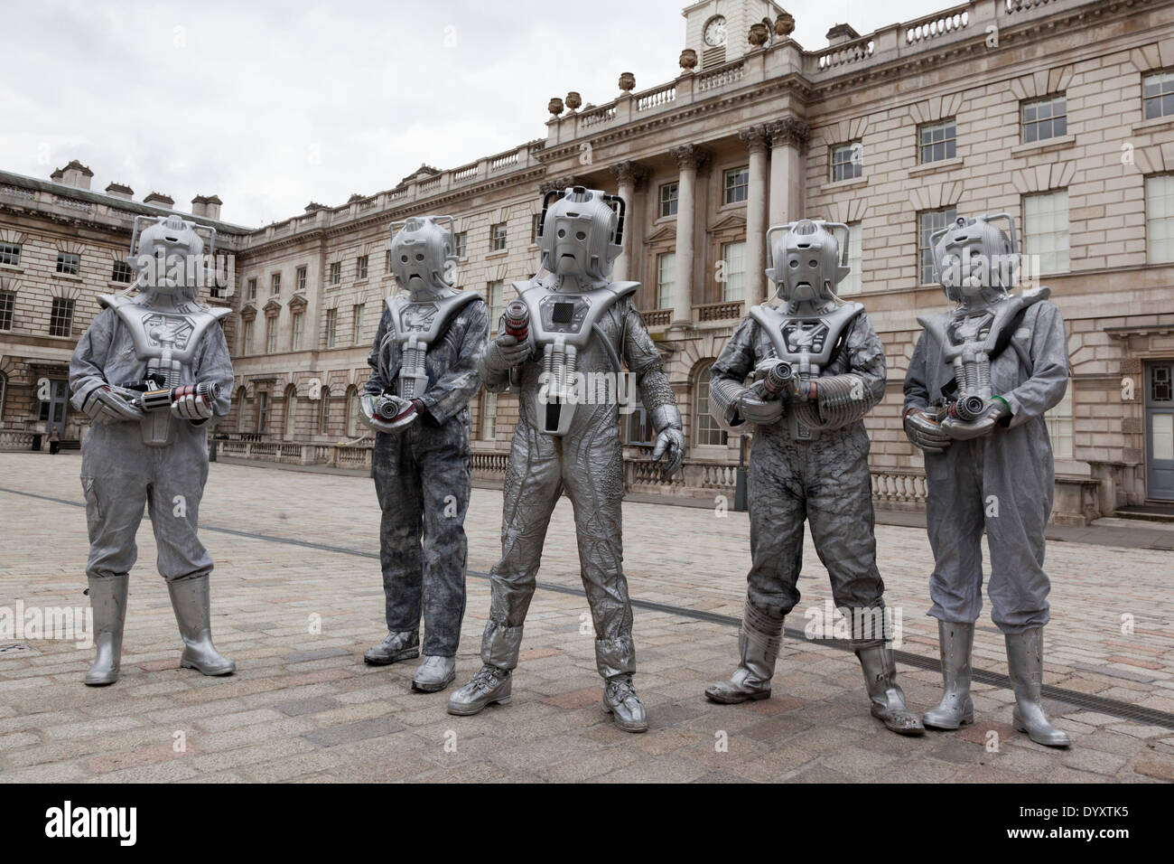 London, UK. 27. April 2014. Cybermen im Hof des Somerset House. Sci-Fi Fans versammelten sich in den Hof des Somerset House, London, und verkleidete sich als ihre Lieblings Science-Fiction-Charakter vor einer Parade durch London. 4. jährliche Parade wurde von Sci-Fi London 14, dem London International Festival für Science Fiction und fantastischen Film verlaufenden Unil 4. Mai organisiert. Foto: Nick Savage/Alamy Live-Nachrichten Stockfoto