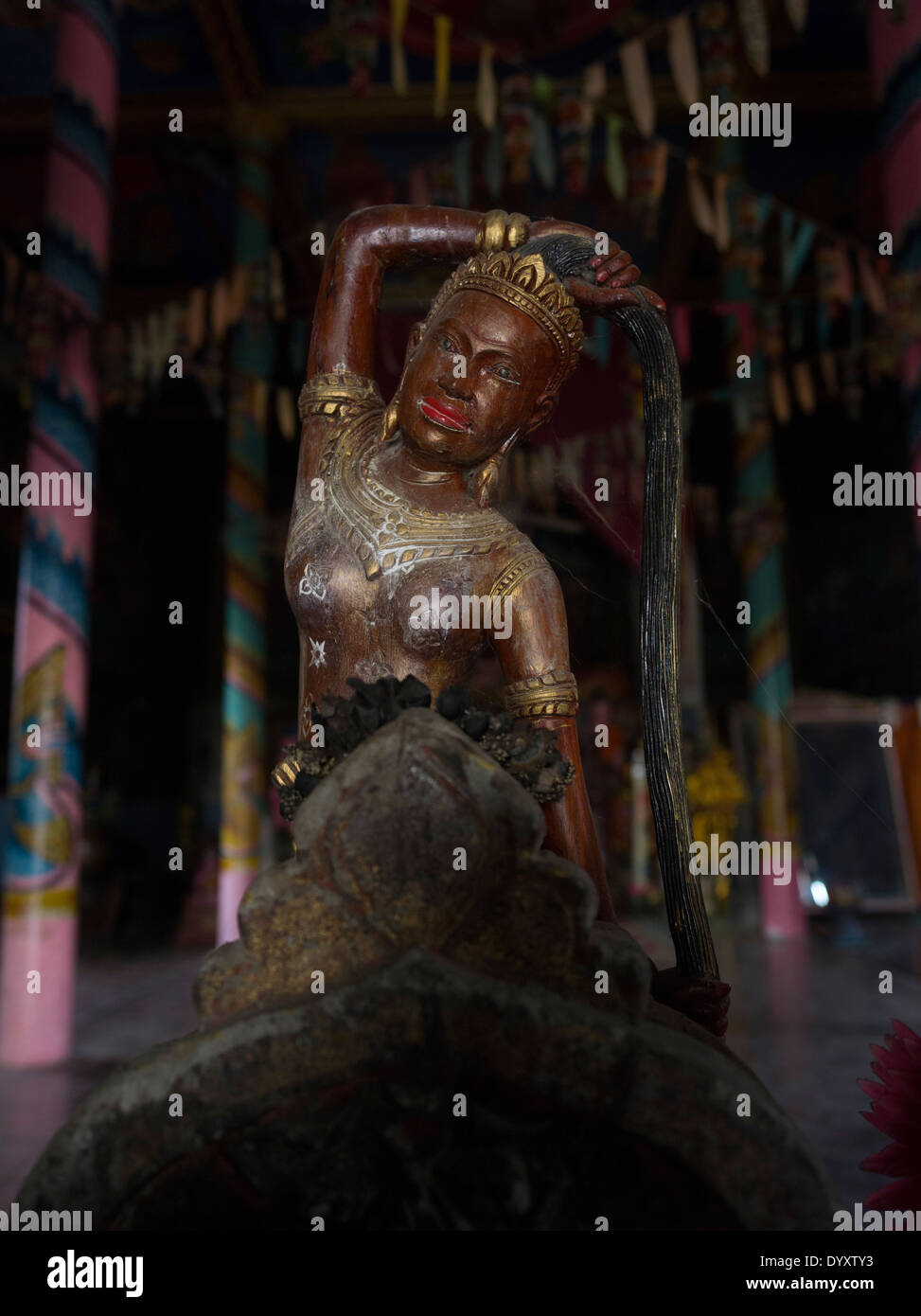 Statuen im Inneren des buddhistischen Tempels in Kompong Pluk Floating Village in der Nähe von Siem Reap, Kambodscha Stockfoto