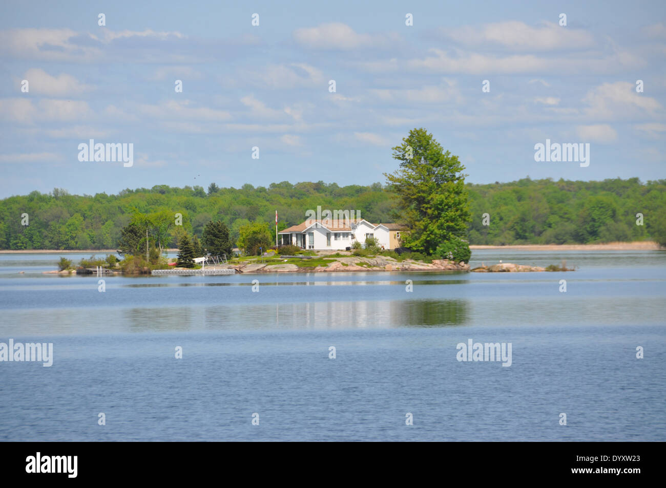 Ein Haus auf einer kleinen Insel, tausend Inseln, Saint Lawrence Waterway, Ontario, Kanada. Stockfoto