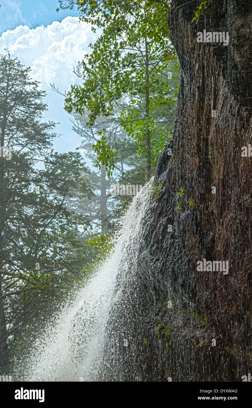 Wasserfall mit Sky von unten Stockfoto