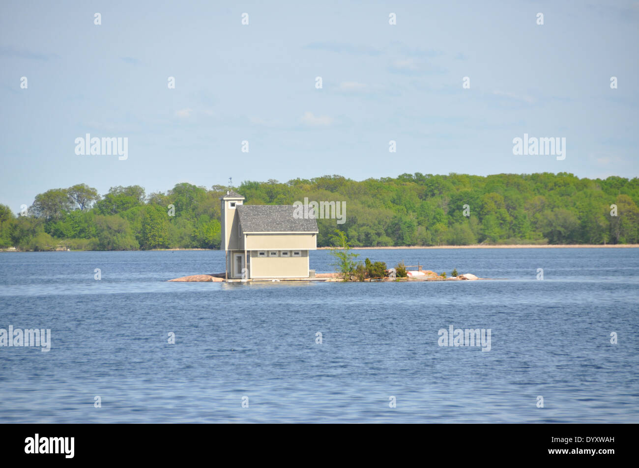 Ein Haus auf einer kleinen Insel, tausend Inseln, Saint Lawrence Waterway, Ontario, Kanada. Stockfoto