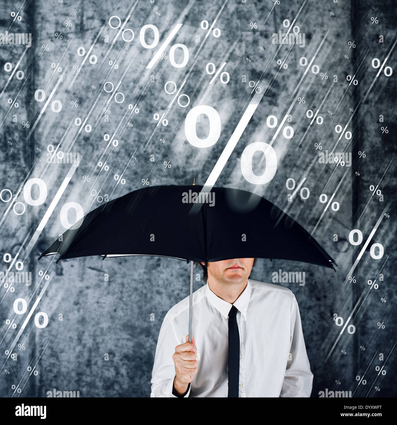 Geschäftsmann mit Regenschirm schützt sich vor Regen Anteil Symbole. Stockfoto