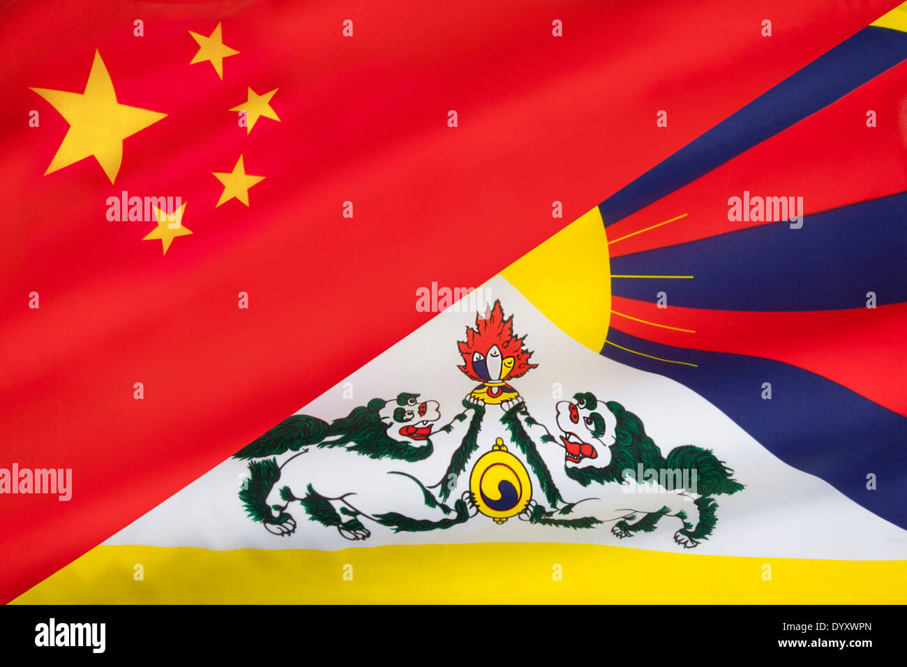 Flagge China gemischt mit der Free Tibet-Flagge (Snow Lion Flagge). Stockfoto