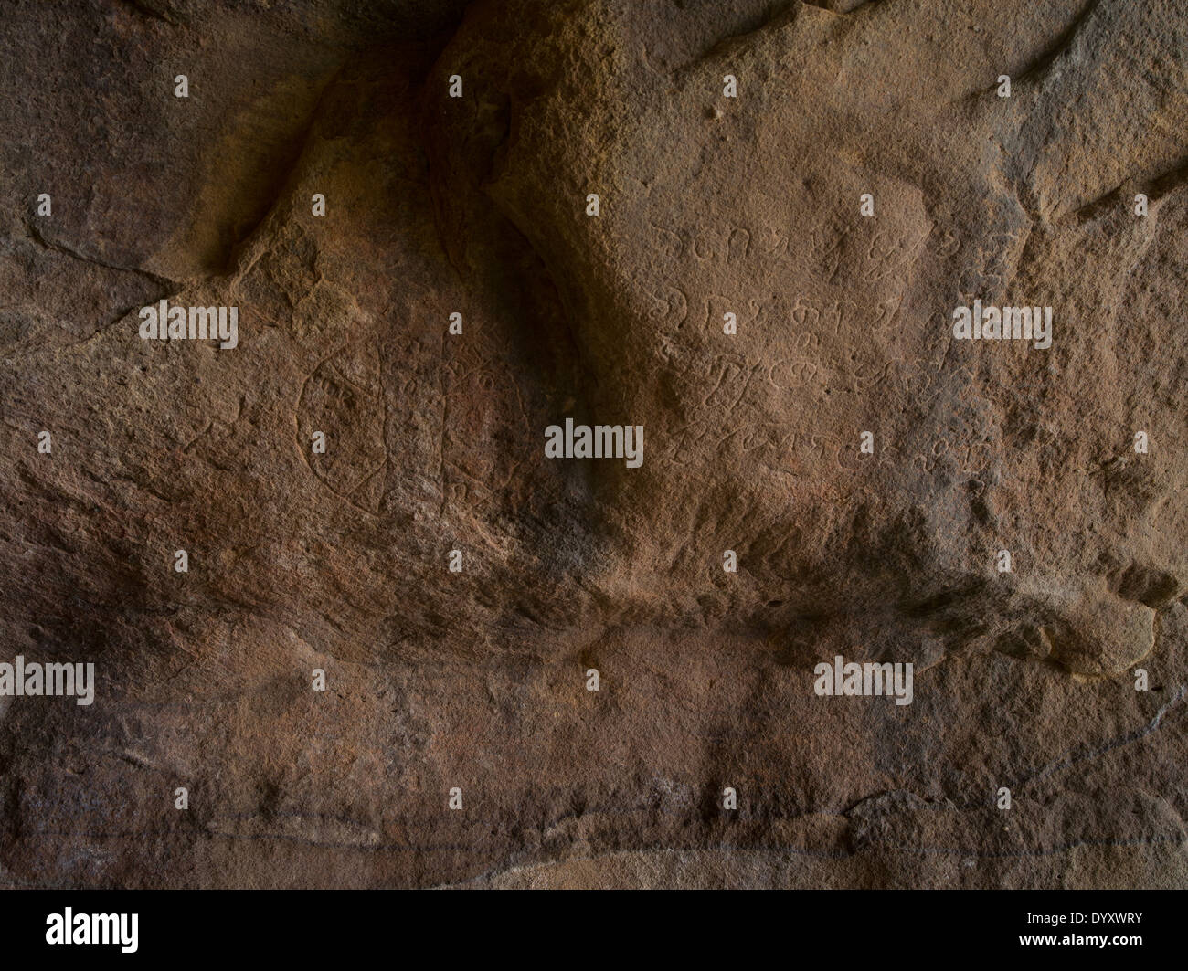 Kbal Spean Schnitzereien in einer Höhle oberhalb des Flusses, nordöstlich von Angkor. Siem Reap, Kambodscha Stockfoto