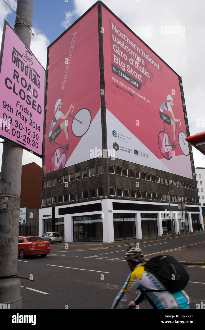 Belfast, Nordirland. 26. April 2014. Ein riesiges Giro d ' Italia starten große Banner erstreckt sich auf das größte Gebäude in Belfast Credit: Bonzo/Alamy Live News Stockfoto