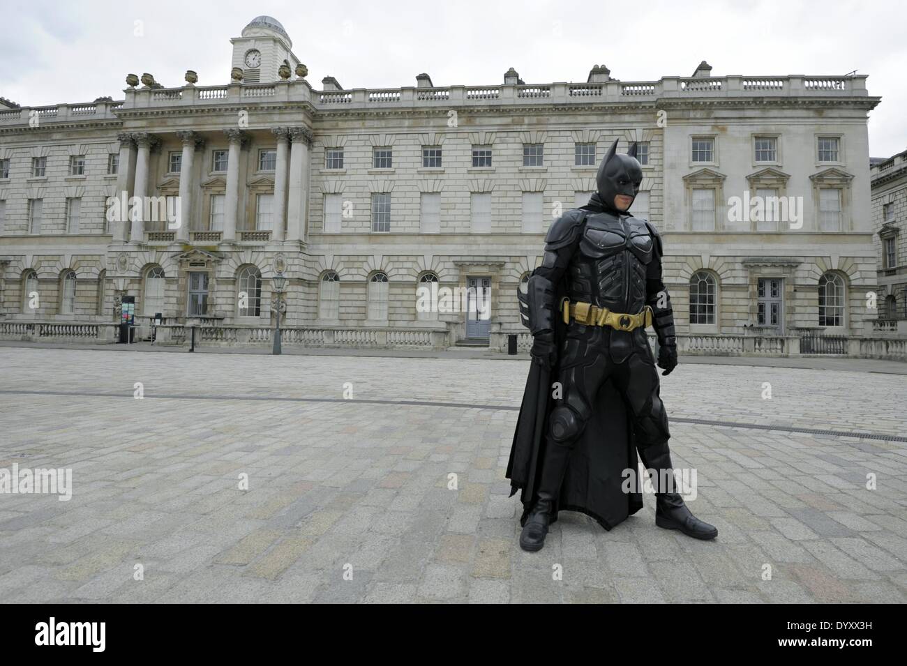 London, UK. 27. April 2014. Cosplayer, Daywalkers, Zombies, Sturmtruppen, Steampunks Superhelden versammeln sich am Somerset House in London für eine Parade durch Londons Straßen. Batman / The Dark Knight.   Bildnachweis: Julie Edwards/Alamy Live-Nachrichten Stockfoto