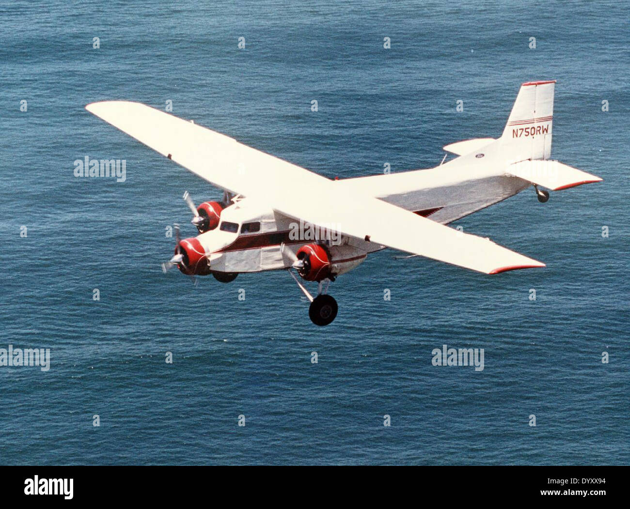 Die Bushmaster Model 2000, registriert als N750RW, ist ein vielseitiges Flugzeug, das für verschiedene zivile und private Luftfahrtanwendungen eingesetzt wird. Bekannt für sein robustes Design, wurde es für Flugarbeiten und Kurzstreckenflüge eingesetzt und bietet seinen Betreibern Effizienz und Zuverlässigkeit. Stockfoto
