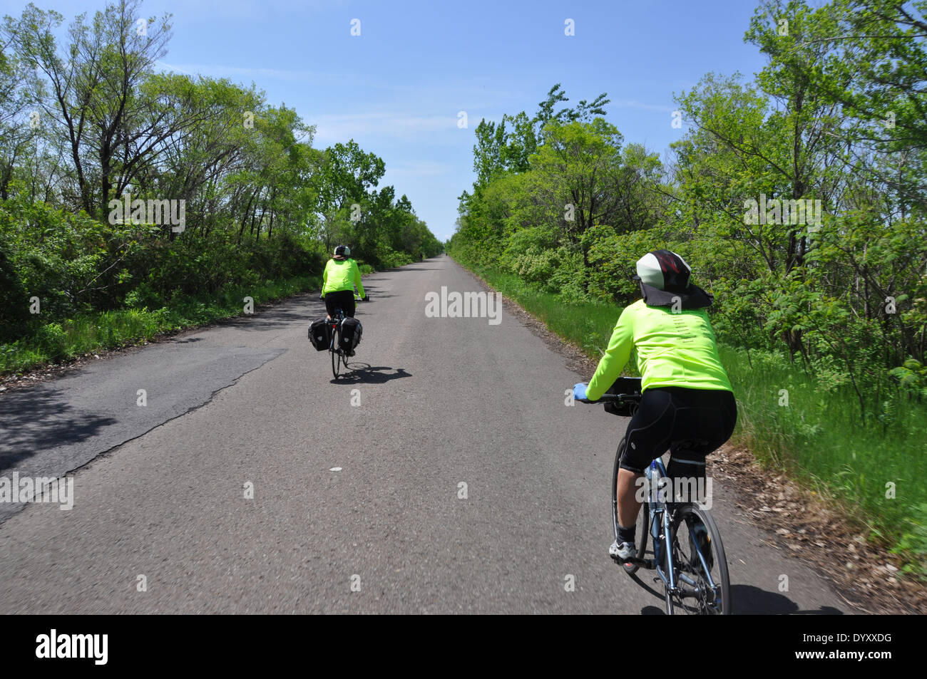 Zwei Radfahrer Reiten entlang Erholungspark neben St Lawrence Waterway gegenüber Montreal. Stockfoto