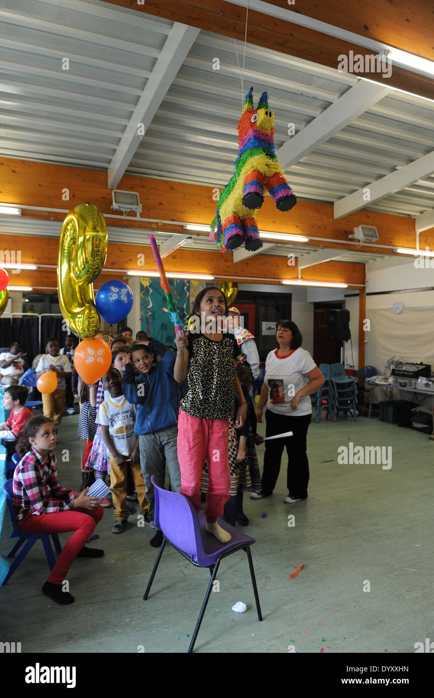 Piñata zerschlagen wird bei einer 9. Geburtstagsparty in London  Stockfotografie - Alamy