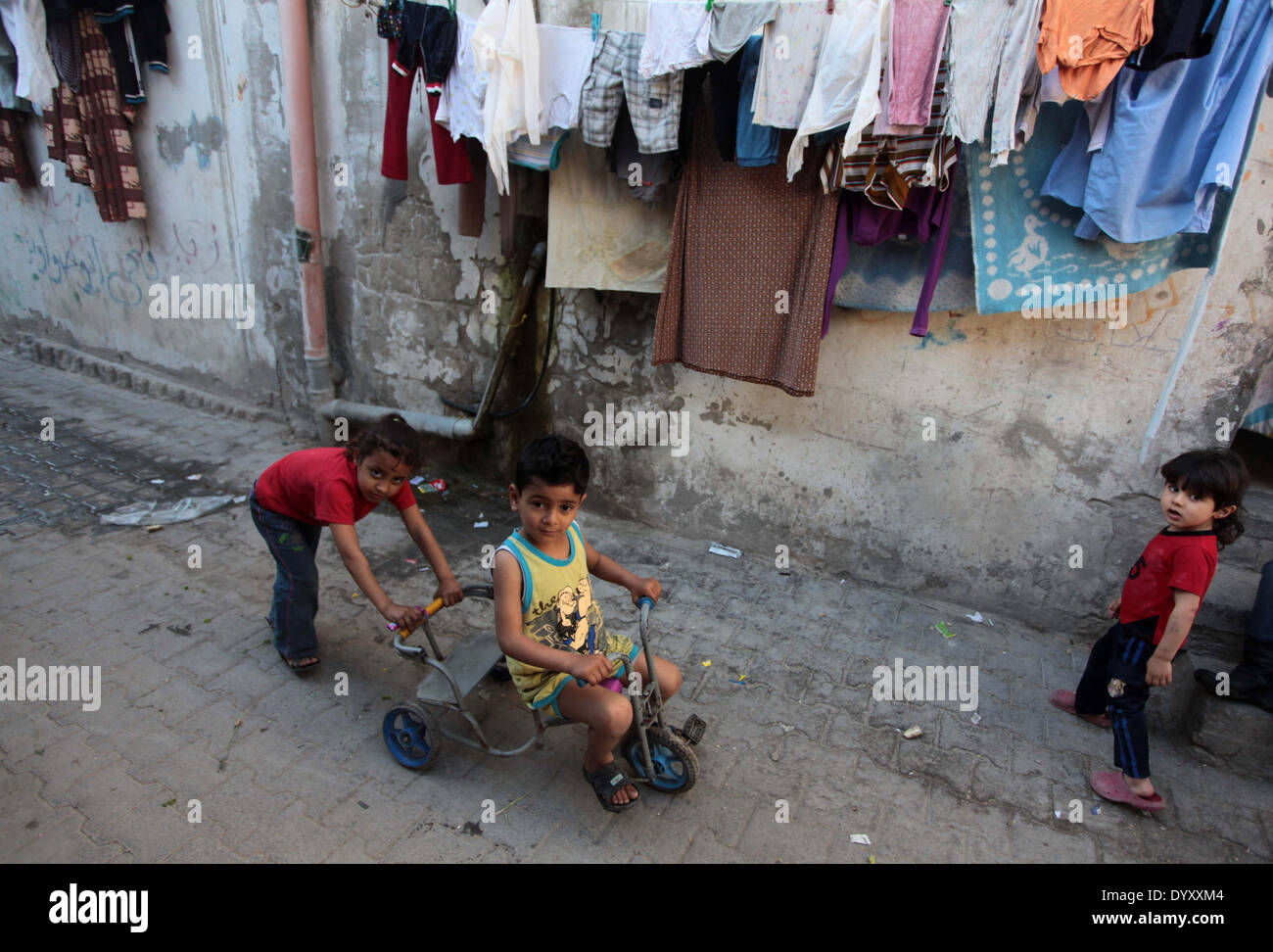 27. April 2014 - Gaza-Stadt, Gazastreifen, Palästina - palästinensische Kinder spielen außerhalb ihrer Familie Haus in Shati Flüchtlingslager in Gaza-Stadt am 27. April 2014. Der israelische Ministerpräsident Binyamin Netanyahu, beschuldigt der Westen unterstützten palästinensische Präsident Mahmoud Abbas, bilden ein Bündnis mit der Hamas, die er nannte '' eine terroristische Organisation, die zur Zerstörung Israels aufruft '', und weitere Vergeltungsmaßnahmen angedeutet (Credit-Bild: © Ashraf Amra/APA Images/ZUMAPRESS.com) Stockfoto