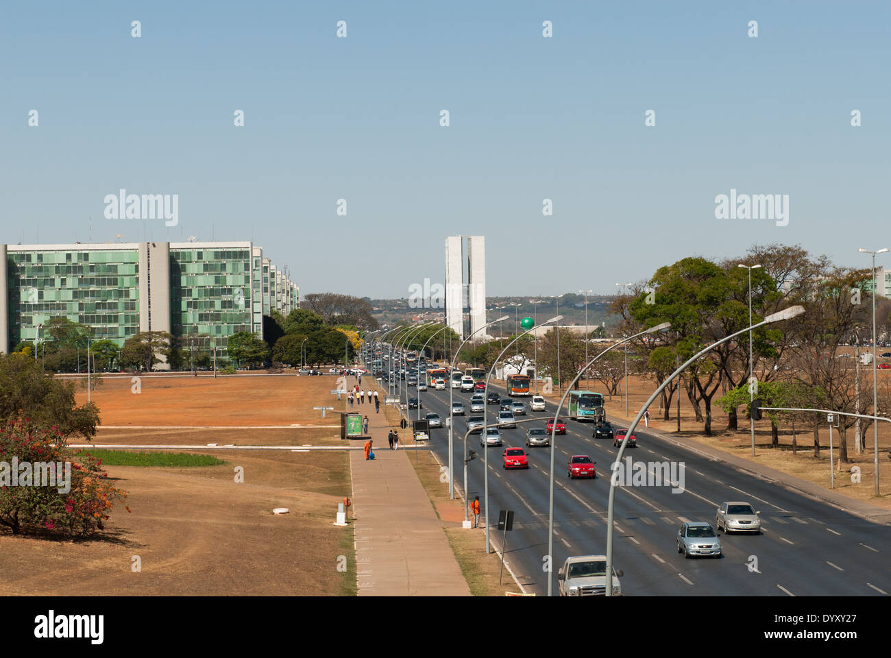 Brasilia, Brasilien. Verkehr, Eixo Central, Ministerien, Kongressgebäuden, Stockfoto