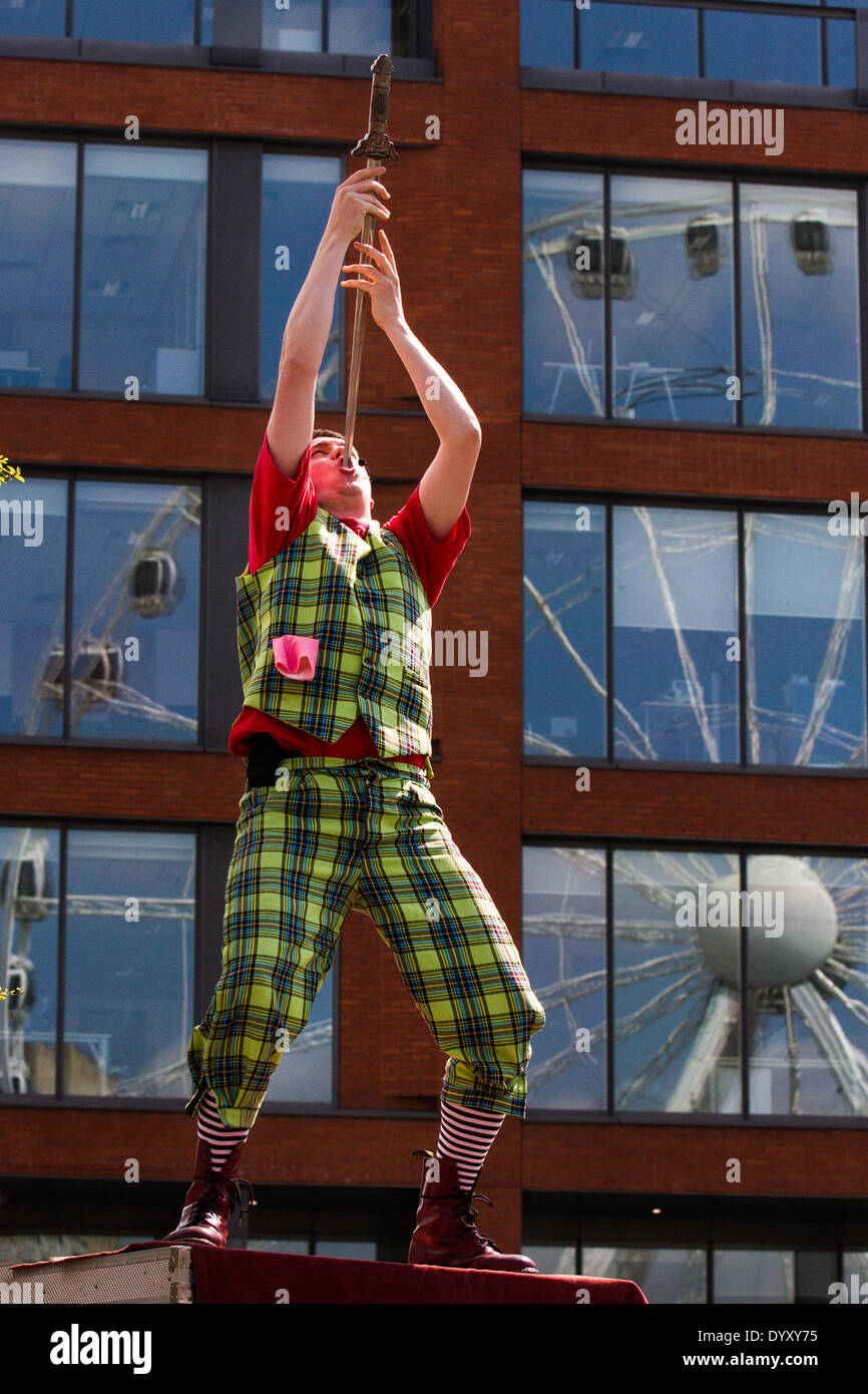 Das Schwert schlucken Leistung in Manchester, UK, 27. April 2014. Sword swallower circus Performer am Wochenende feiern das St George's, eine Familie, die Veranstaltung in Albert Square und Piccadilly, eine Erweiterung der jährlichen St George Parade und ein Wagnis zu helfen England's Patron, mit vielen Aktivitäten & Künstler feiern statt. Manchester umfasst die Tage, wenn beide nationalen Festivals und Paraden Ziel der Stadt zusammen zu bringen und Mancunians bieten mit einer Veranstaltung, wo verschiedene nationale Identitäten gefeiert werden. Stockfoto