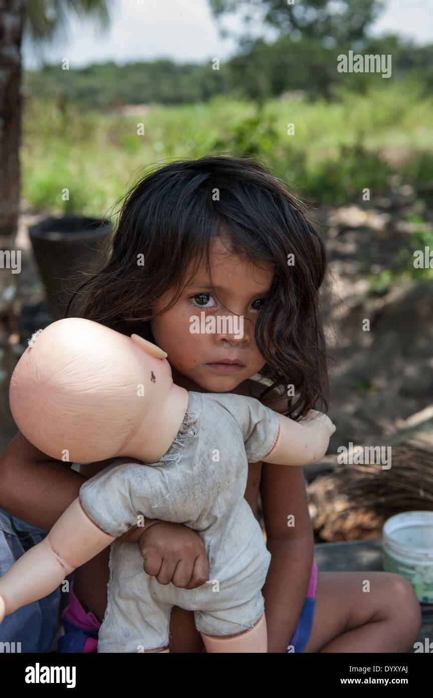 Rio Xingu, Bundesstaat Para, Brasilien. Der Volta Grande; Aldeia Terra Wangã da Volta Grande - Maia, Arara ethnische Gruppe. Mädchen mit weißen Puppe spielt. Stockfoto