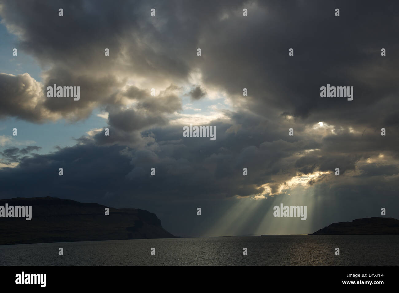 Dramatischer Himmel mit "Jacobs Leitern" über Bucht von Loch Na Keal, Isle of Mull, Argyle, Inneren Hebriden, Schottisches Hochland, Schottland Stockfoto