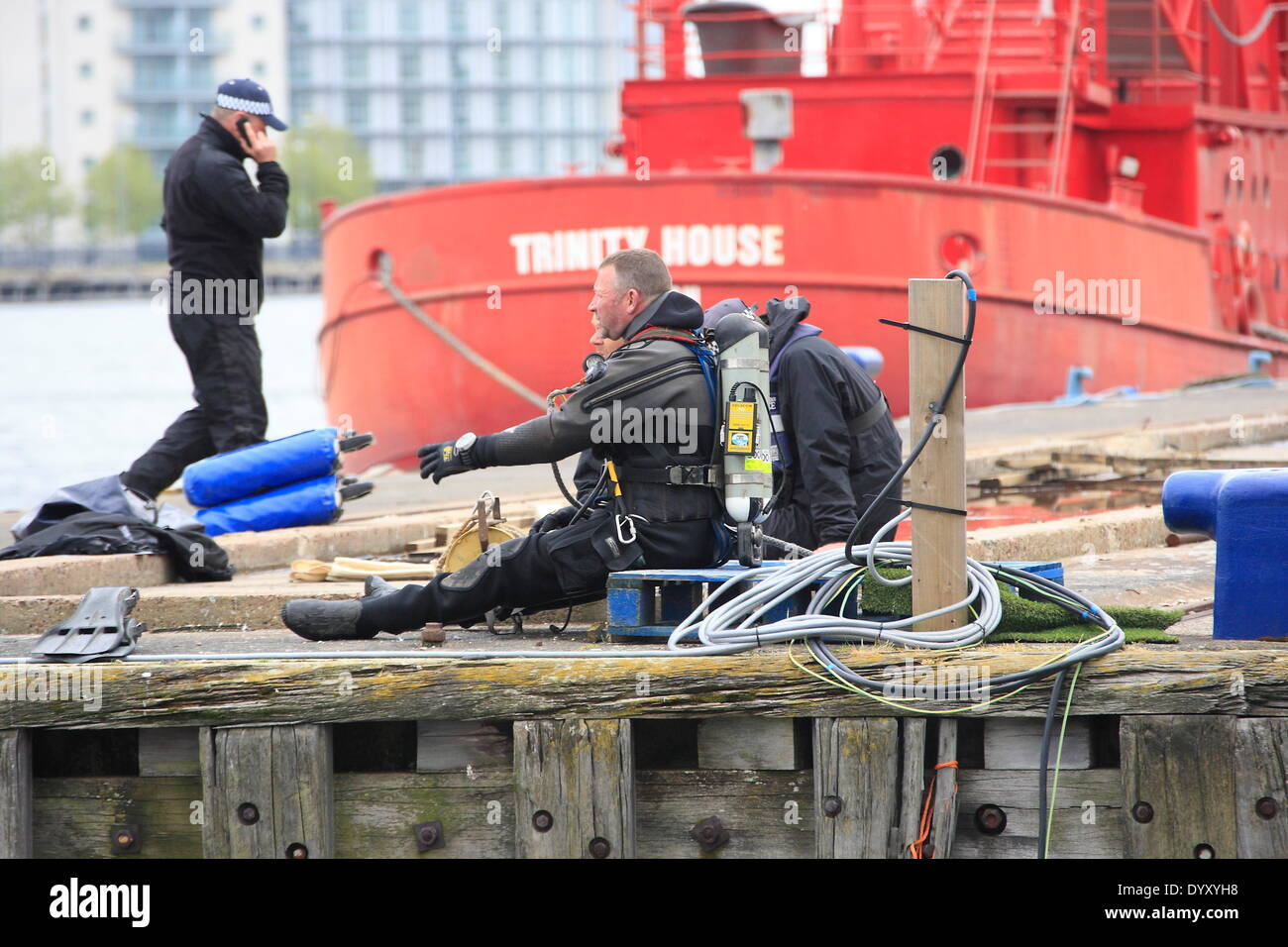 London, UK. Sonntag, 27. April 2014 sucht Metropolitan Polizei Marine-Einheit der Royal Victoria Docks für Flugschreiber des Flugzeugs als Teil der großen Multi-Agentur-Übung in East London statt. Die drei-Tages-Übung sieht Hunderte von Notdiensten Personal reagiert auf einem simulierten Flugzeugabsturz am Standort Millennium Mills und angrenzenden Royal Victoria Docks. Bildnachweis: HOT SHOTS/Alamy Live-Nachrichten Stockfoto