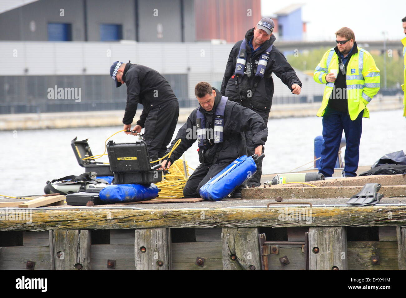 London, UK. Sonntag, 27. April 2014 sucht Metropolitan Polizei Marine-Einheit der Royal Victoria Docks für Flugschreiber des Flugzeugs als Teil der großen Multi-Agentur-Übung in East London statt. Die drei-Tages-Übung sieht Hunderte von Notdiensten Personal reagiert auf einem simulierten Flugzeugabsturz am Standort Millennium Mills und angrenzenden Royal Victoria Docks. Bildnachweis: HOT SHOTS/Alamy Live-Nachrichten Stockfoto