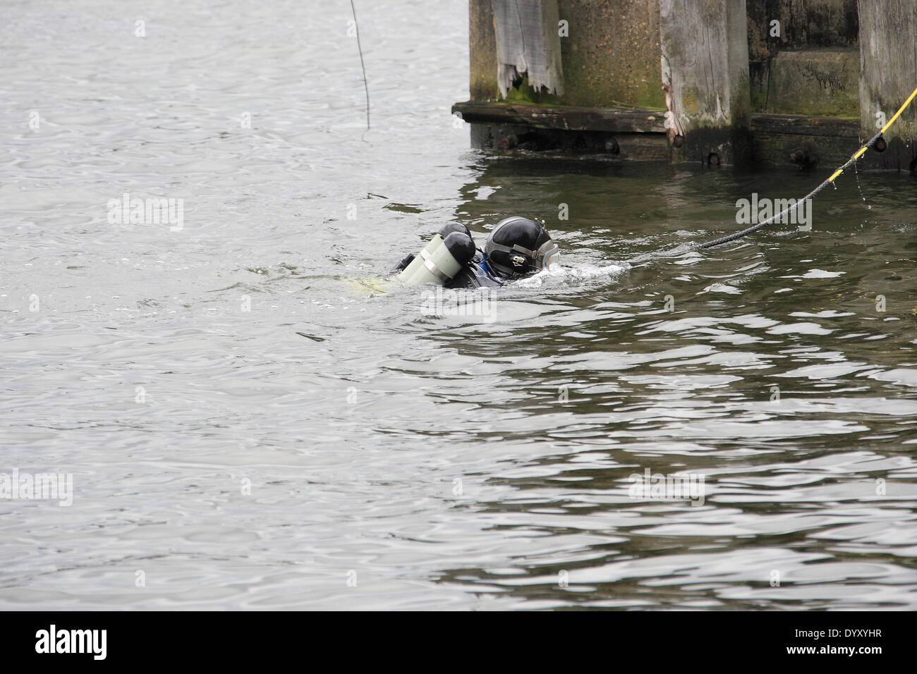 London, UK. Sonntag, 27. April 2014 sucht Metropolitan Polizei Marine-Einheit der Royal Victoria Docks für Flugschreiber des Flugzeugs als Teil der großen Multi-Agentur-Übung in East London statt. Die drei-Tages-Übung sieht Hunderte von Notdiensten Personal reagiert auf einem simulierten Flugzeugabsturz am Standort Millennium Mills und angrenzenden Royal Victoria Docks. Bildnachweis: HOT SHOTS/Alamy Live-Nachrichten Stockfoto