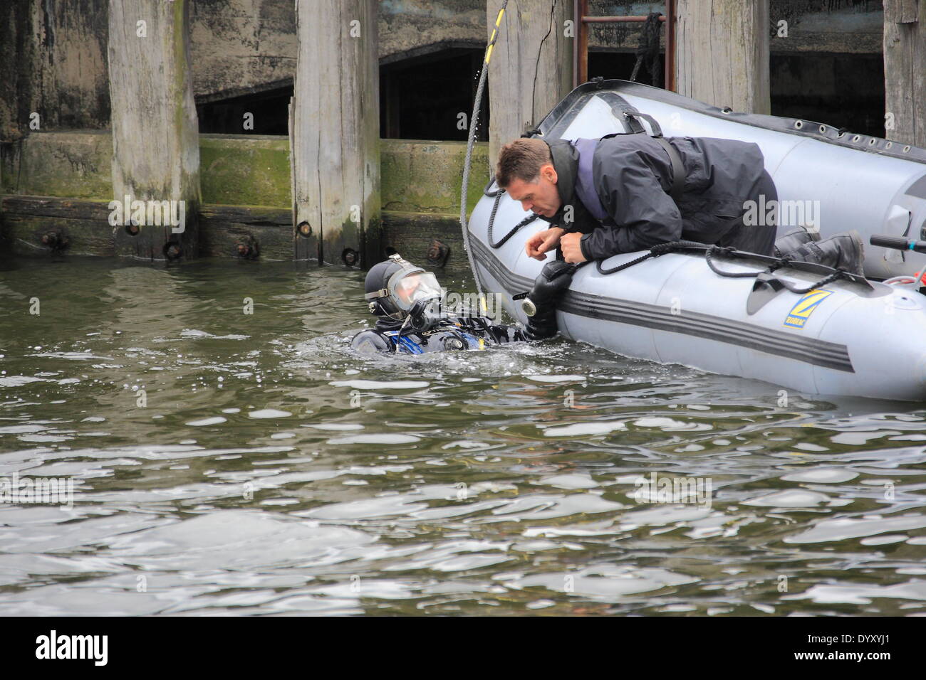 London, UK. Sonntag, 27. April 2014 sucht Metropolitan Polizei Marine-Einheit der Royal Victoria Docks für Flugschreiber des Flugzeugs als Teil der großen Multi-Agentur-Übung in East London statt. Die drei-Tages-Übung sieht Hunderte von Notdiensten Personal reagiert auf einem simulierten Flugzeugabsturz am Standort Millennium Mills und angrenzenden Royal Victoria Docks. Bildnachweis: HOT SHOTS/Alamy Live-Nachrichten Stockfoto