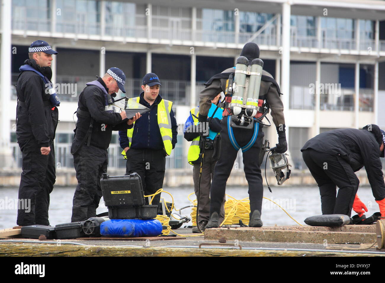 London, UK. Sonntag, 27. April 2014 sucht Metropolitan Polizei Marine-Einheit der Royal Victoria Docks für Flugschreiber des Flugzeugs als Teil der großen Multi-Agentur-Übung in East London statt. Die drei-Tages-Übung sieht Hunderte von Notdiensten Personal reagiert auf einem simulierten Flugzeugabsturz am Standort Millennium Mills und angrenzenden Royal Victoria Docks. Bildnachweis: HOT SHOTS/Alamy Live-Nachrichten Stockfoto