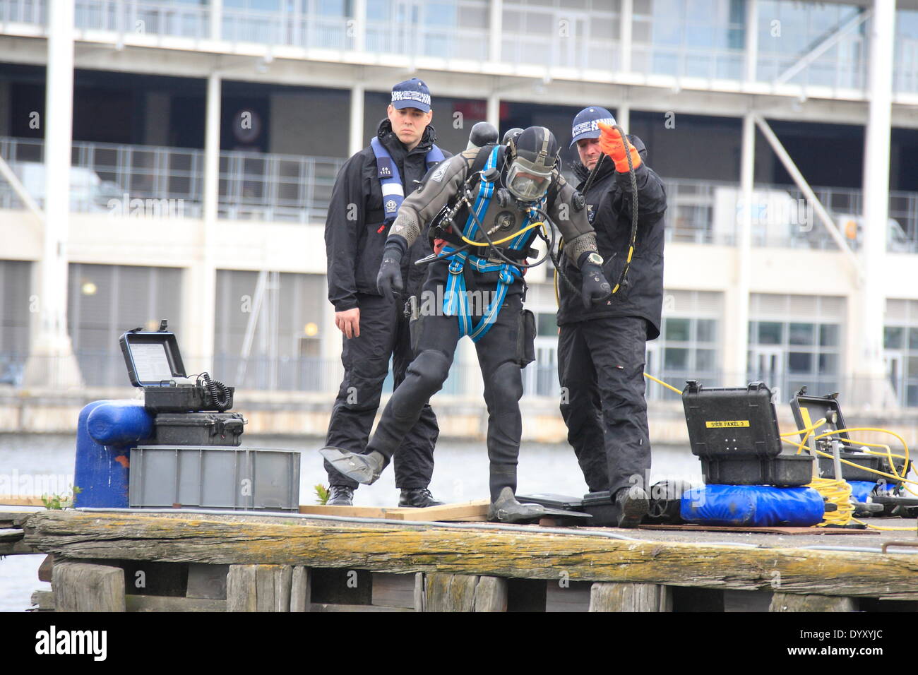 London, UK. Sonntag, 27. April 2014 sucht Metropolitan Polizei Marine-Einheit der Royal Victoria Docks für Flugschreiber des Flugzeugs als Teil der großen Multi-Agentur-Übung in East London statt. Die drei-Tages-Übung sieht Hunderte von Notdiensten Personal reagiert auf einem simulierten Flugzeugabsturz am Standort Millennium Mills und angrenzenden Royal Victoria Docks. Bildnachweis: HOT SHOTS/Alamy Live-Nachrichten Stockfoto