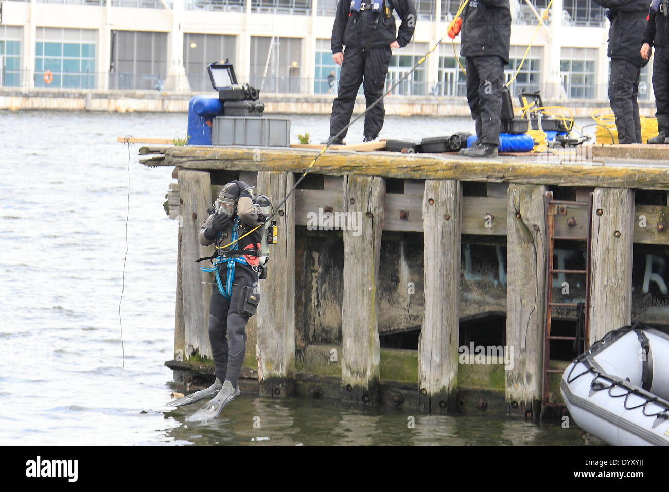 London, UK. Sonntag, 27. April 2014 sucht Metropolitan Polizei Marine-Einheit der Royal Victoria Docks für Flugschreiber des Flugzeugs als Teil der großen Multi-Agentur-Übung in East London statt. Die drei-Tages-Übung sieht Hunderte von Notdiensten Personal reagiert auf einem simulierten Flugzeugabsturz am Standort Millennium Mills und angrenzenden Royal Victoria Docks. Bildnachweis: HOT SHOTS/Alamy Live-Nachrichten Stockfoto