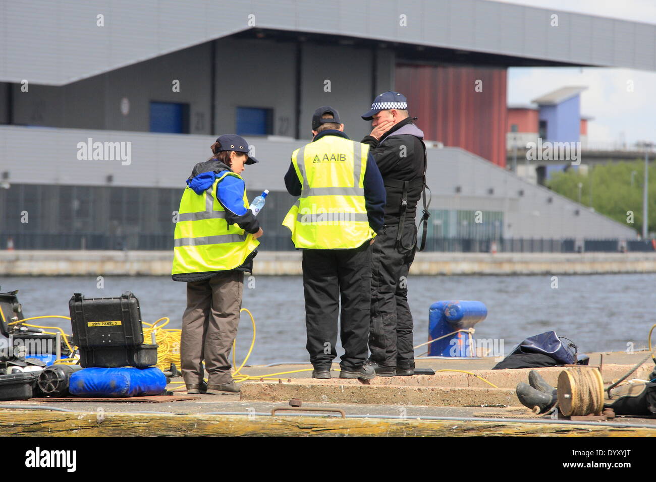 London, UK. Sonntag, 27. April 2014 sucht Metropolitan Polizei Marine-Einheit der Royal Victoria Docks für Flugschreiber des Flugzeugs als Teil der großen Multi-Agentur-Übung in East London statt. Die drei-Tages-Übung sieht Hunderte von Notdiensten Personal reagiert auf einem simulierten Flugzeugabsturz am Standort Millennium Mills und angrenzenden Royal Victoria Docks. Bildnachweis: HOT SHOTS/Alamy Live-Nachrichten Stockfoto